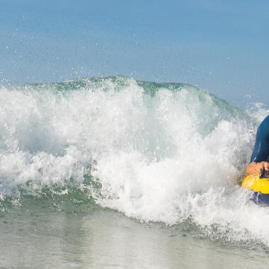 Olaian surfer bodyboard avec enfant