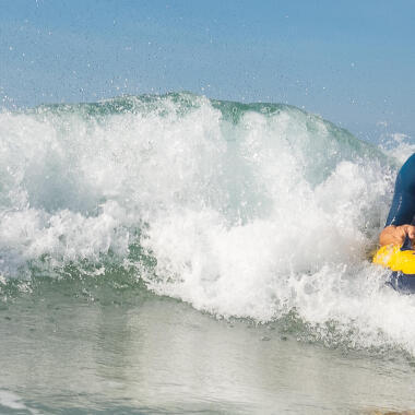 Olaian surfen bodyboarden met kinderen