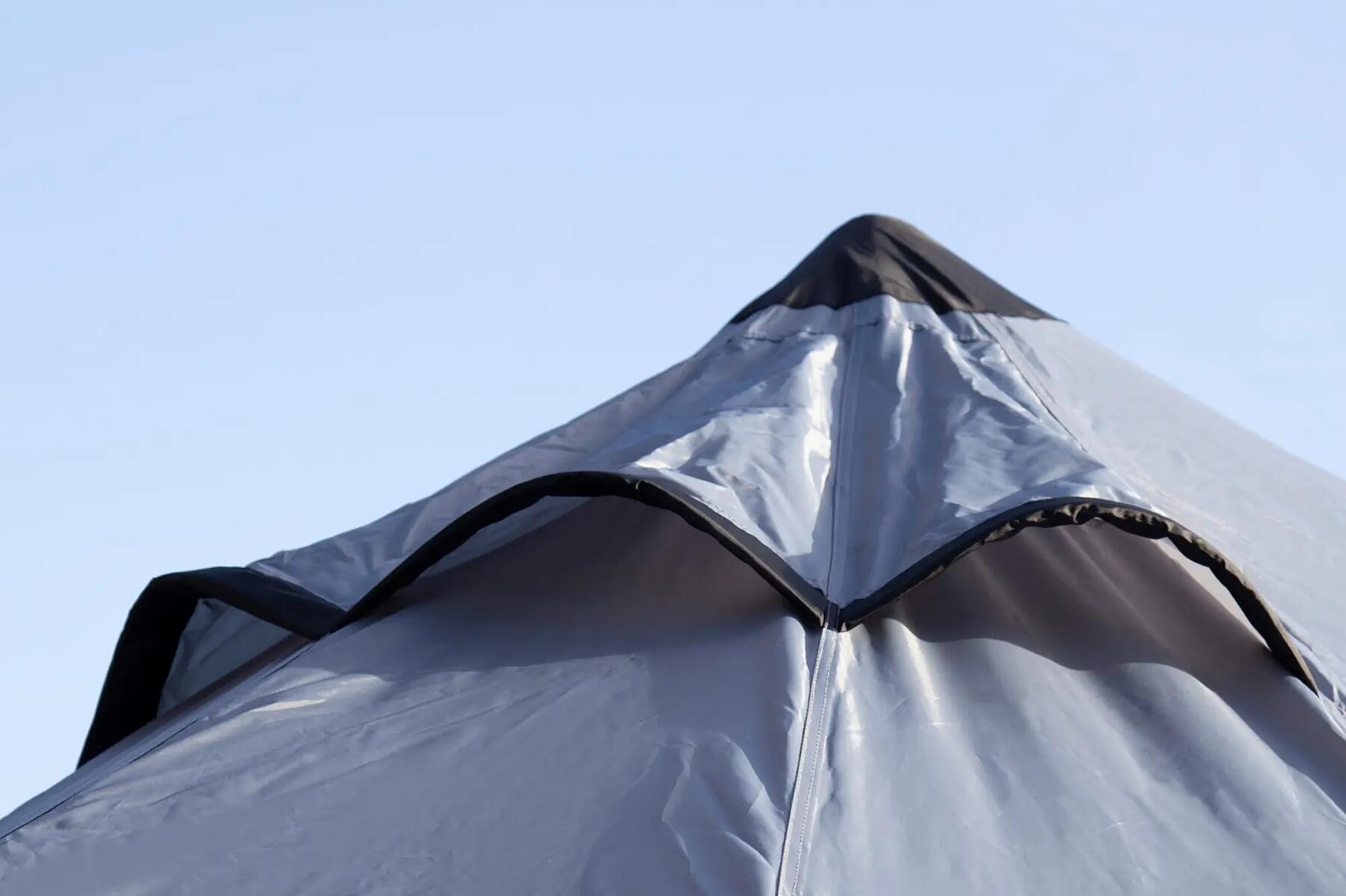 Ein Tipi als Zelt steht unter blauem Himmel