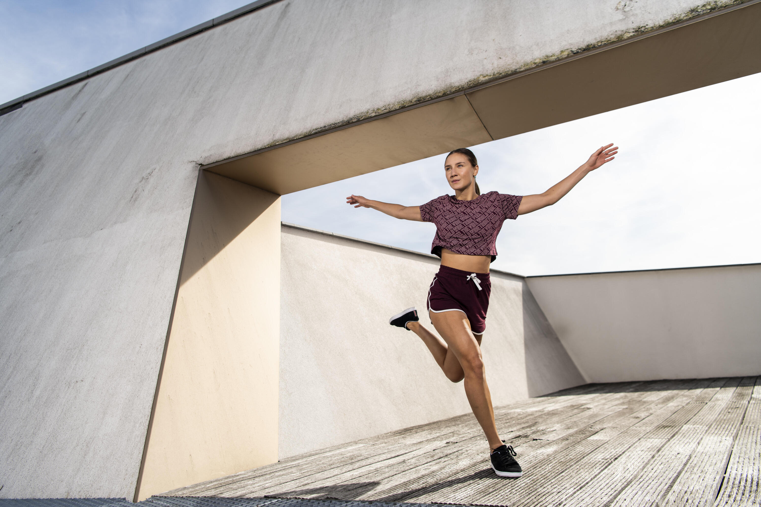 Dámské kraťasy na street dance s vysokým pasem vínové 8/8