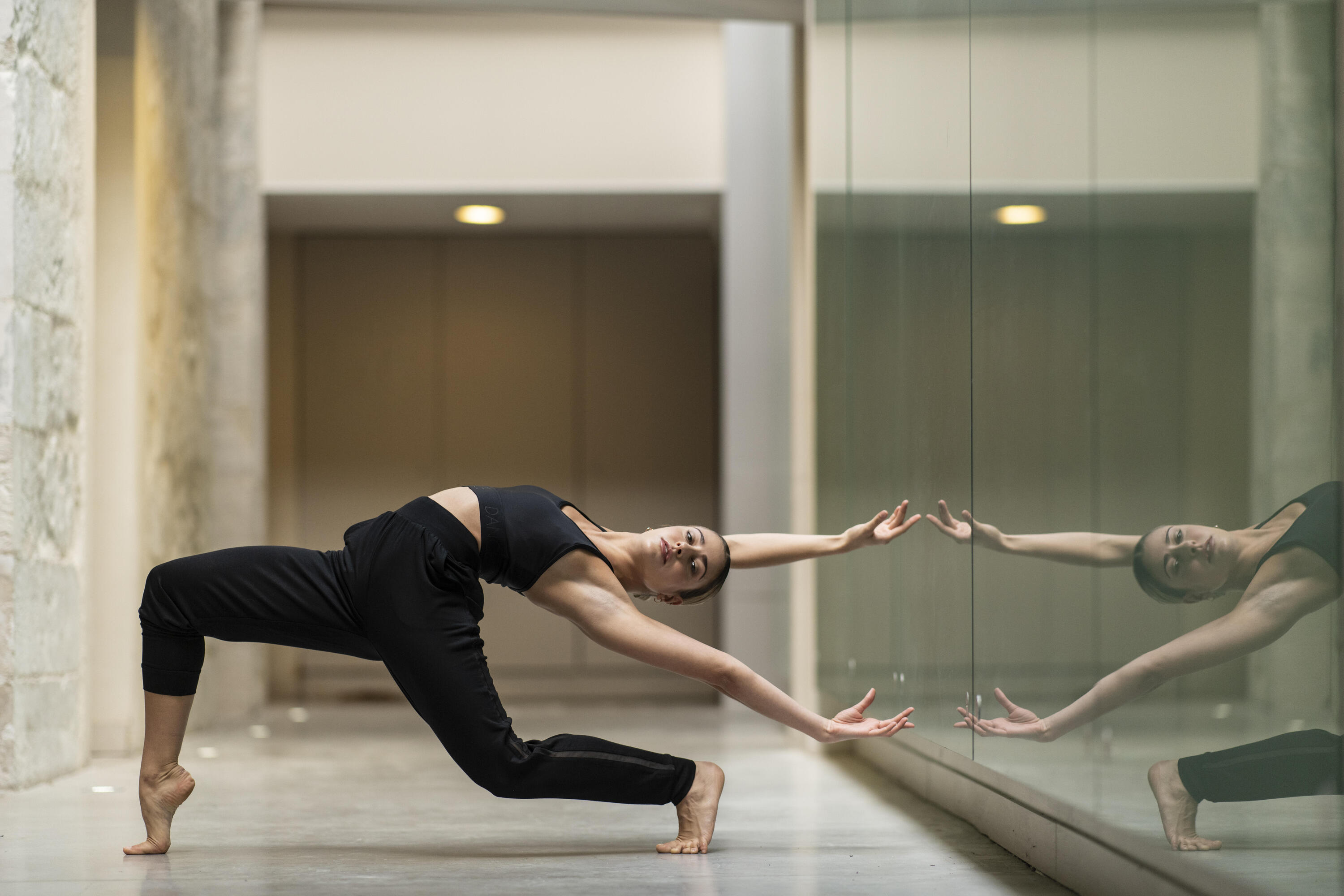 Pantalon de danse moderne avec bandes latérales ajourées femme 7/9