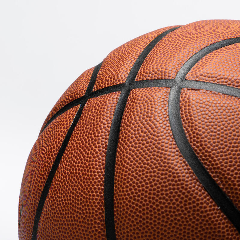 Ballon de basket BT100 de taille 7 orange pour les hommes à partir de 13 ans .