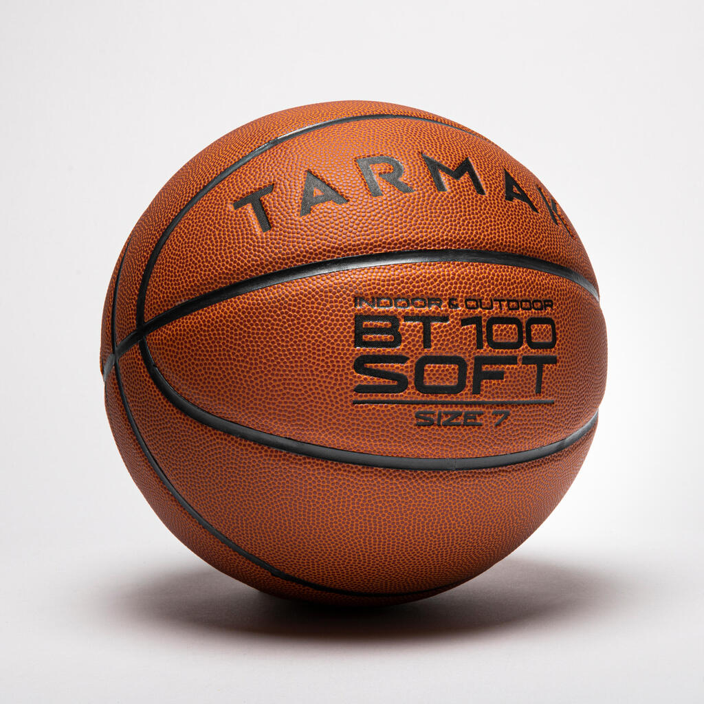 Ballon de basket BT100 de taille 7 orange pour les hommes à partir de 13 ans .