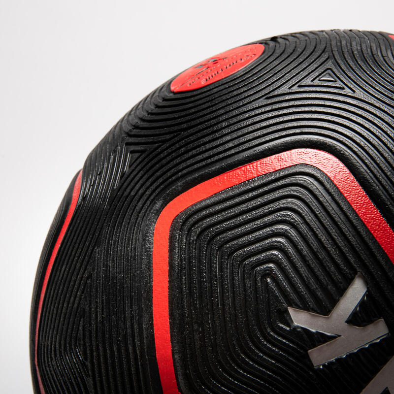 Bola de Basquetebol R900 T7 Adulto Vermelho/Preto. Resistente e ultra-aderente.