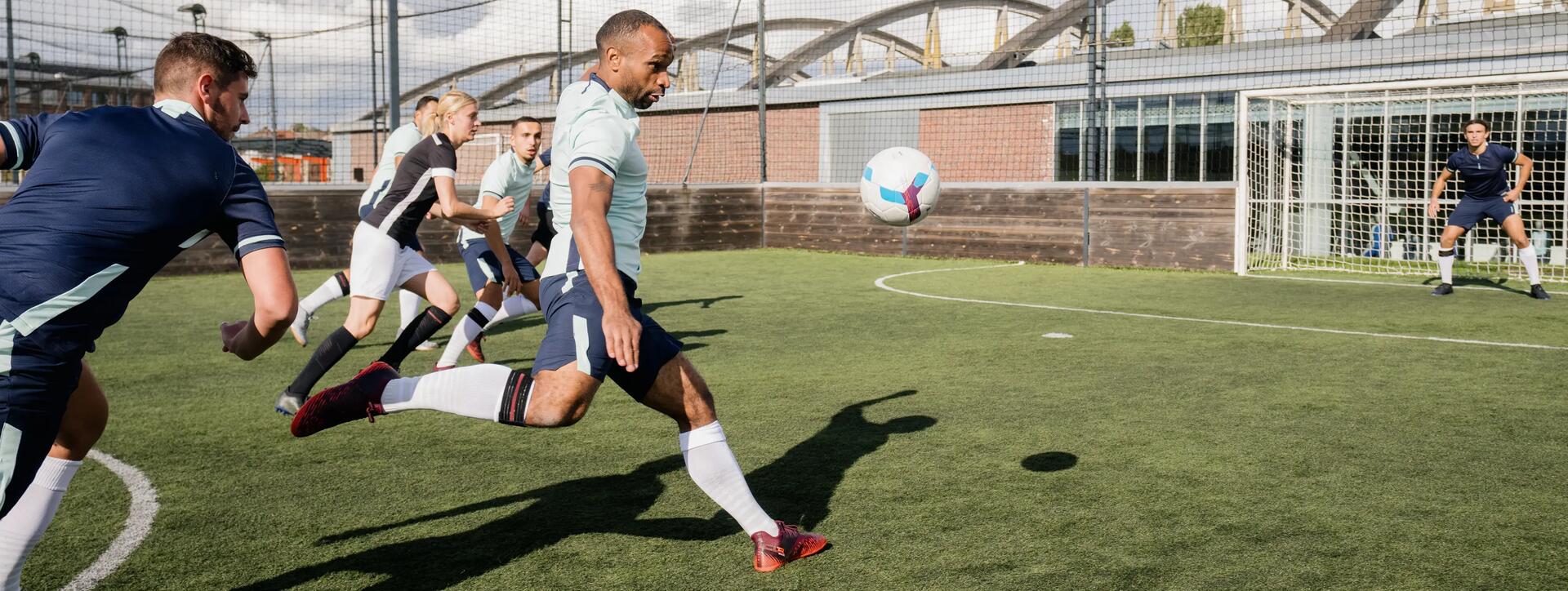 delantero centro chutando una pelota