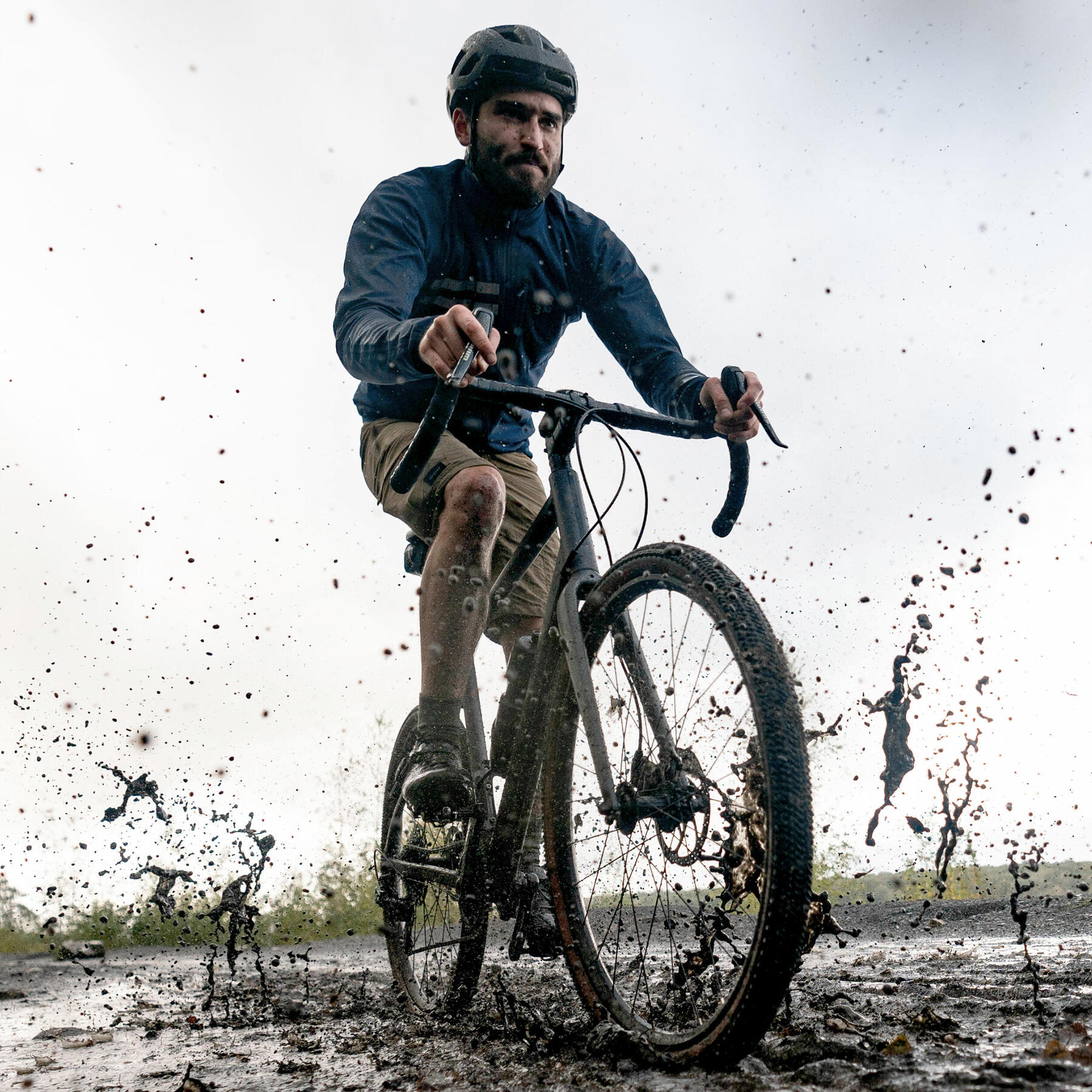 hombre en bici sobre barro