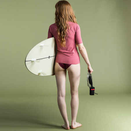 تي شيرت بأكمام قصيرة لركوب الأمواج مقاوم لأشعة UV 100 للنساء - وردي مغبر
