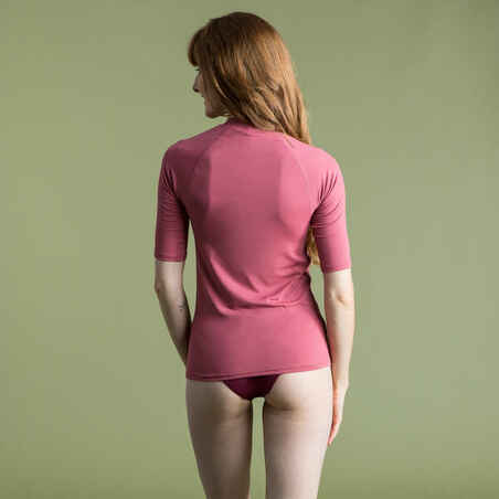 חולצת טי קצרה עם הגנת UV לנשים דגם 100 לספורט מים - ורוד מאובק