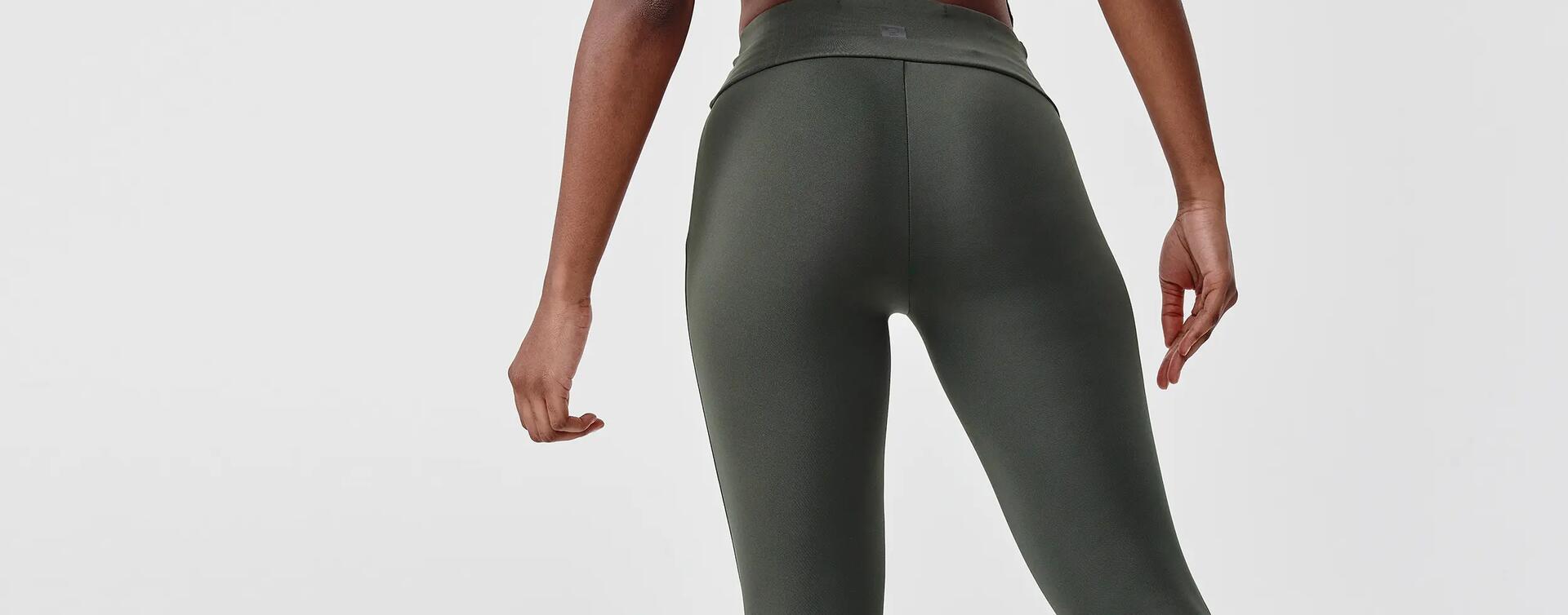 kobieta w legginsach do biegania