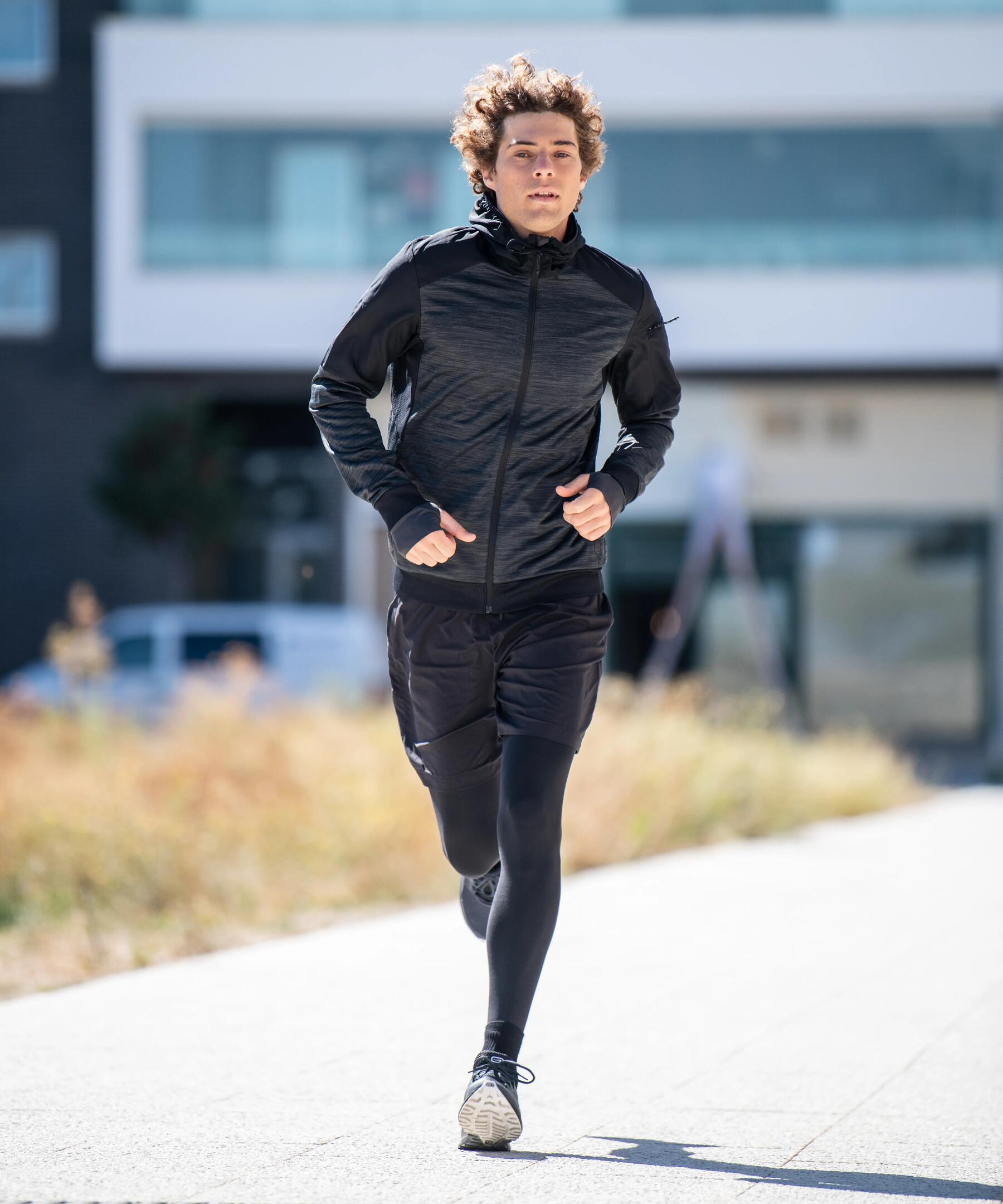 Mężczyzna w stroju biegacza biegnący przez miasto