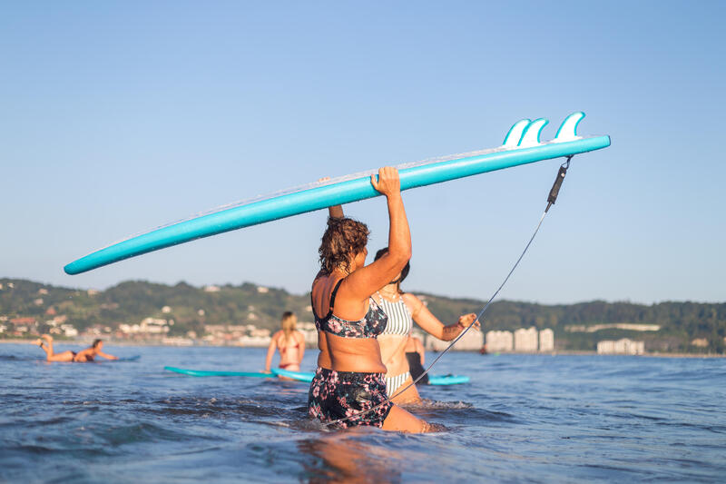 Boardshort surf femme TINI HIBISCO avec ceinture élastiquée et cordon de serrage