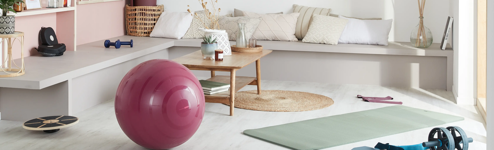 Pomieszczenie z akcesoriami do ćwiczeń pilates