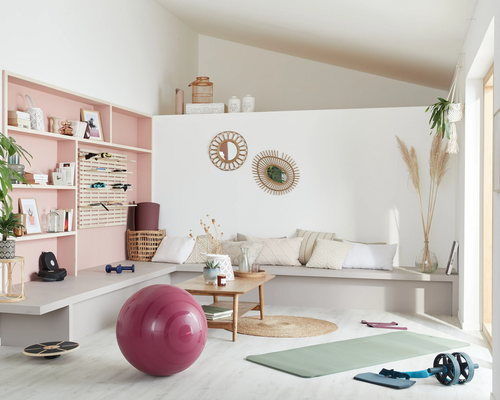 Pomieszczenie z akcesoriami do ćwiczeń pilates