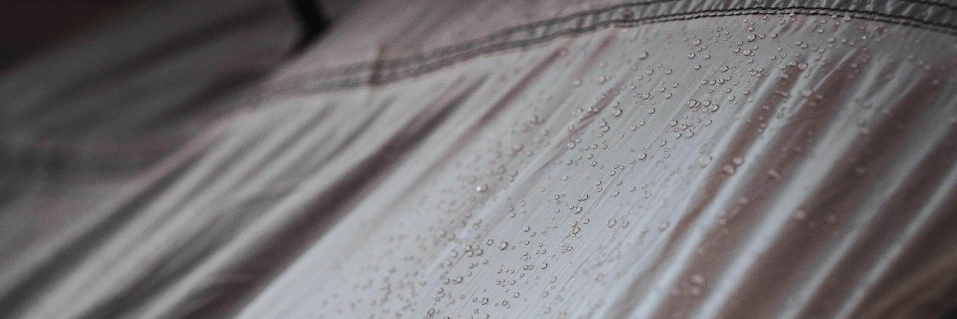 Le camping sous la pluie : conseils pour vous équiper et vous amuser