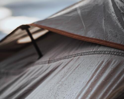 Le camping sous la pluie : conseils pour vous équiper et vous amuser