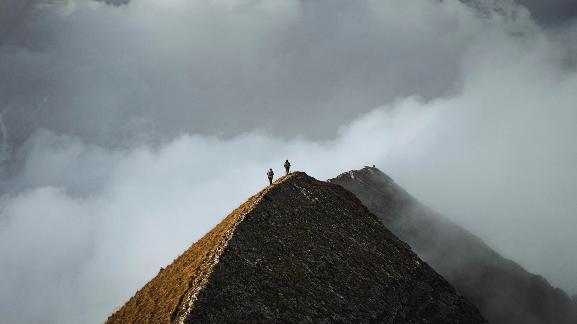 Trekkeurs sur une crete