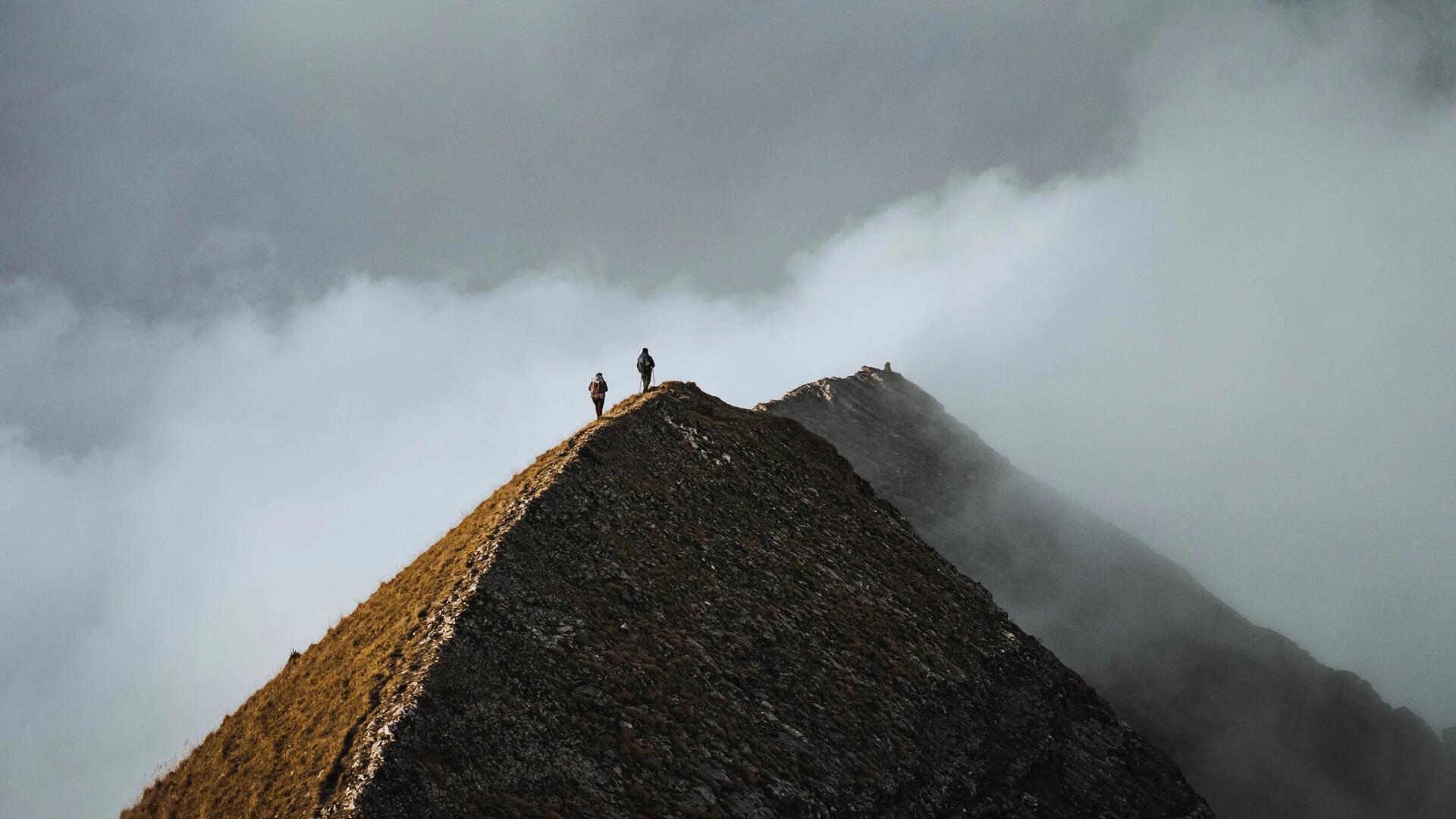 Trekkeurs sur une crete