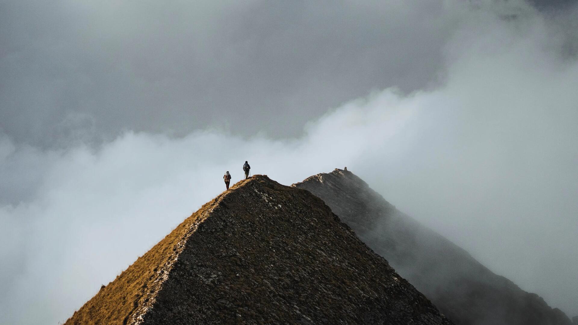 Trekkeurs sur une crete