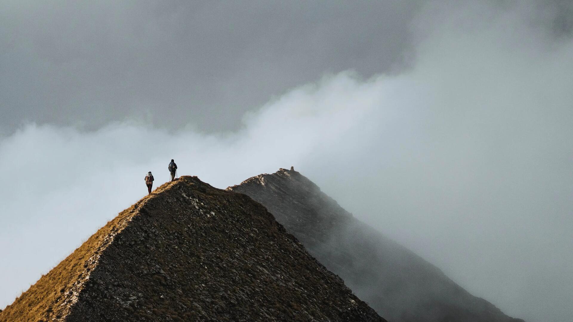 Trekkeurs sur une crete