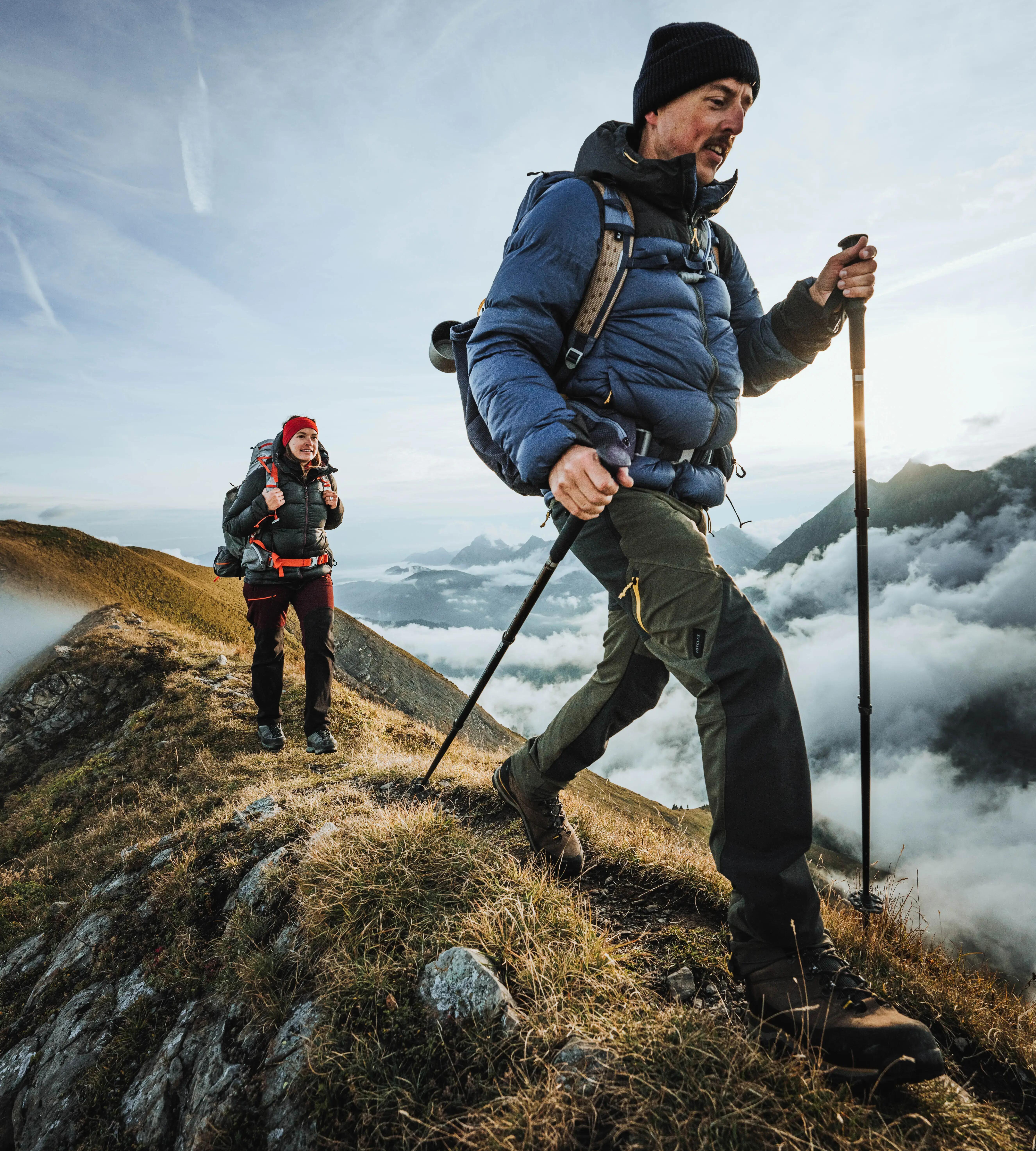 Trekkeur utilisant des batons de randonnee