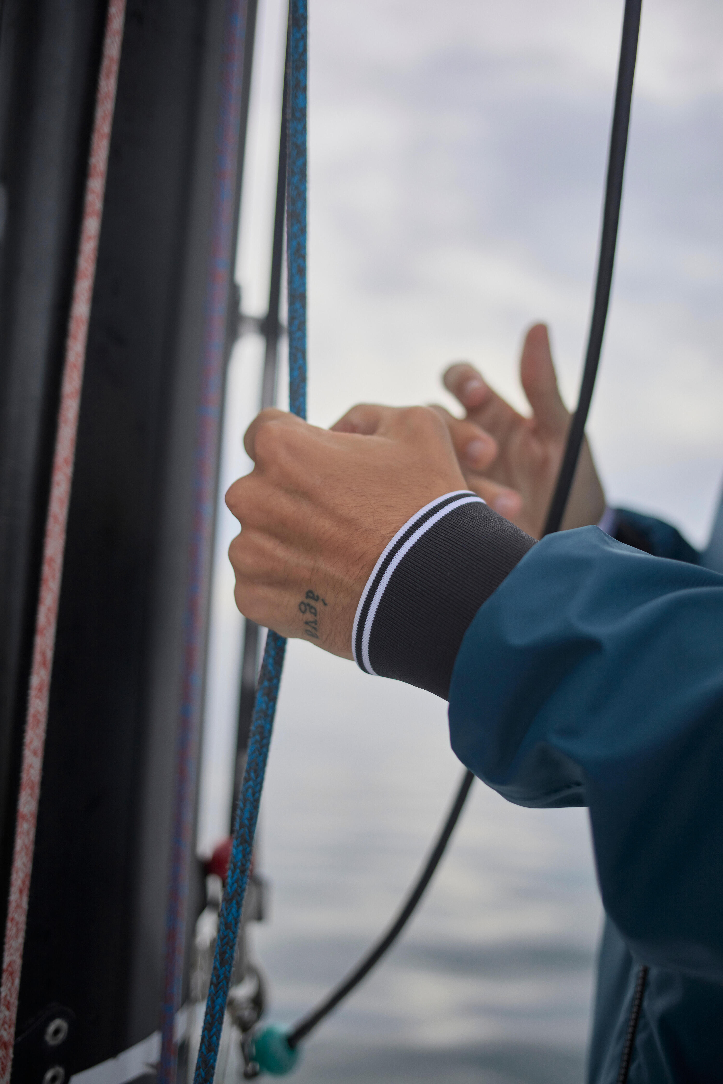 Pánská bunda na plavbu Sailing 100 nepromokavá větruodolná petrolejově modrá 20/21