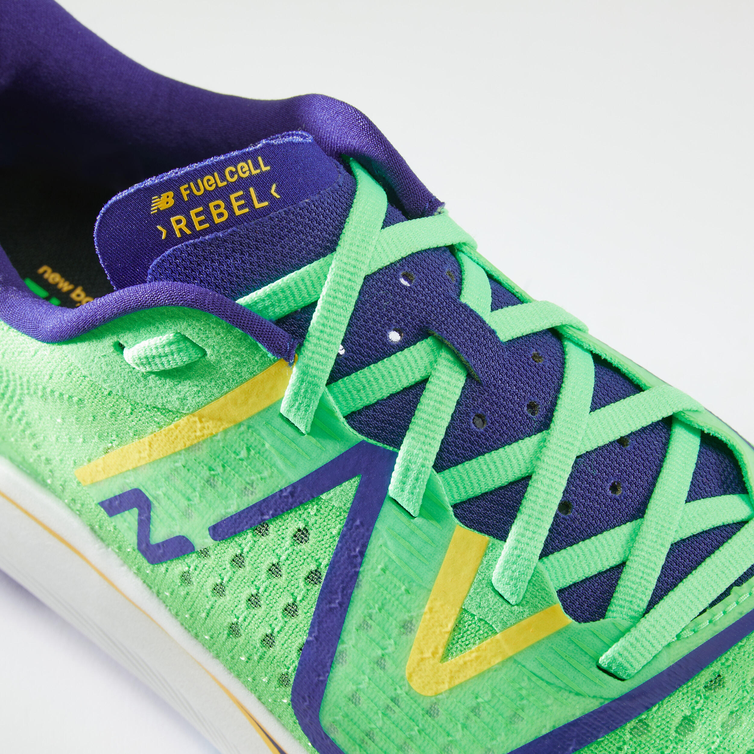 ZAPATILLAS RUNNING HOMBRE NEW BALANCE REBEL V3 VERDE 6/7