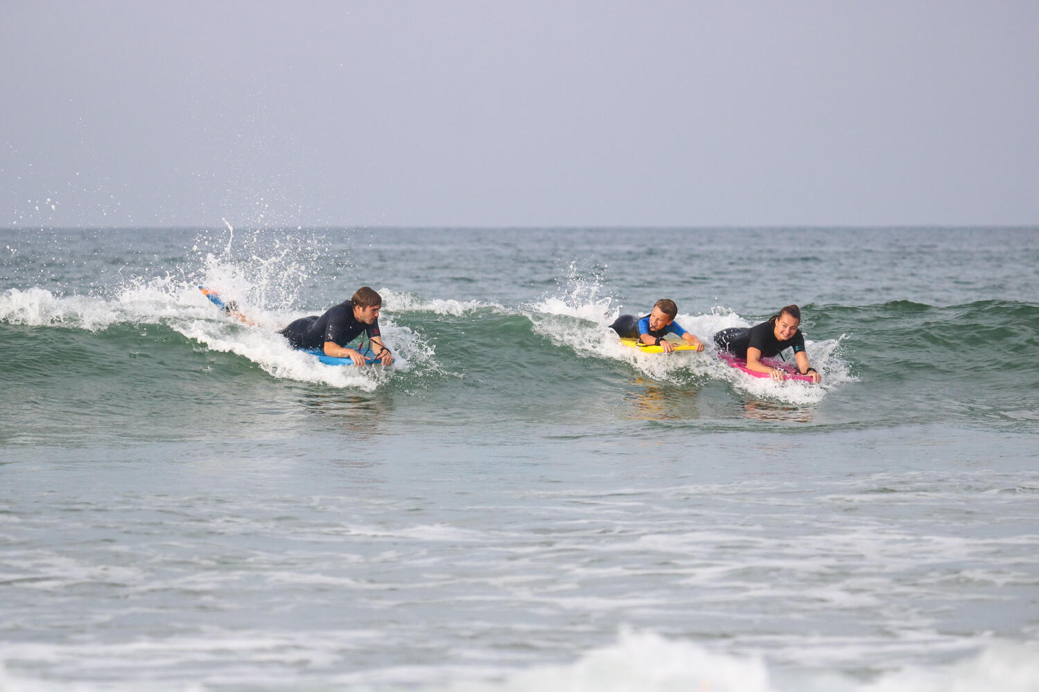 Personas practicando bodyboard