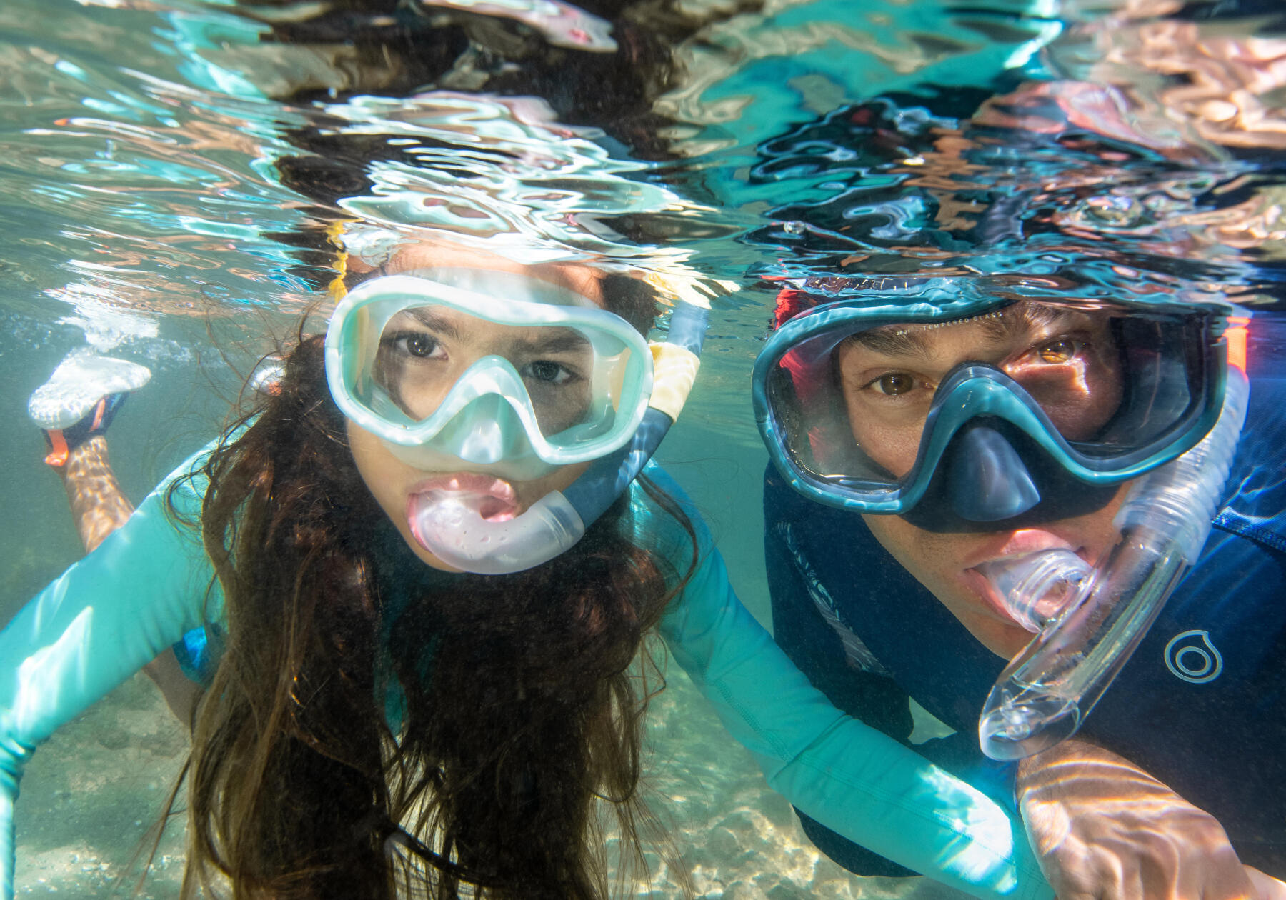 Pai e filha snorkeling