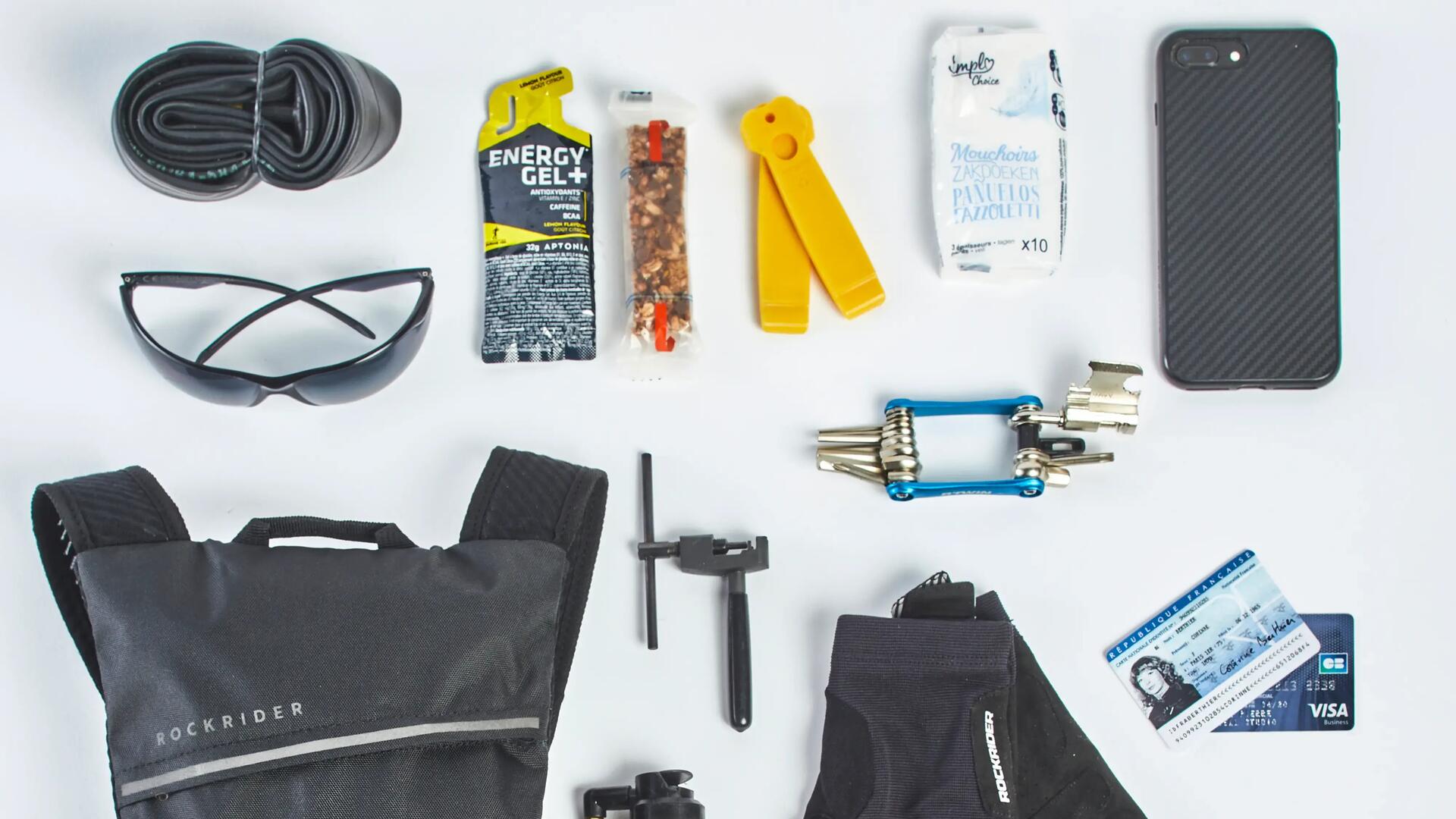 EMPORTEZ LE NÉCESSAIRE…