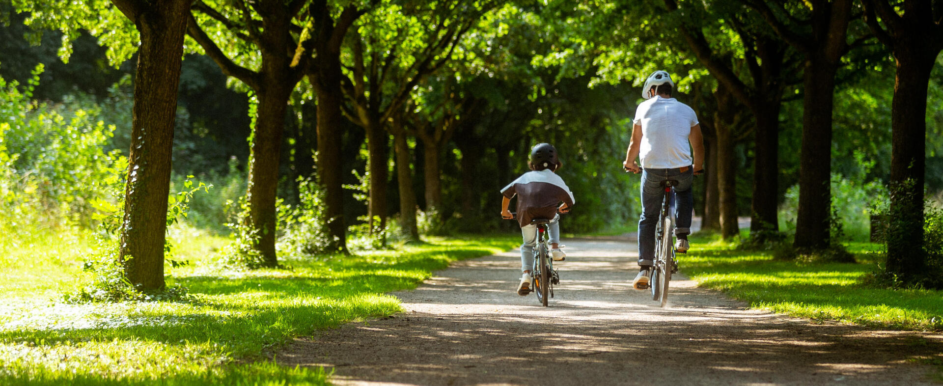 Randonner en famille avec un enfant sur son propre vélo