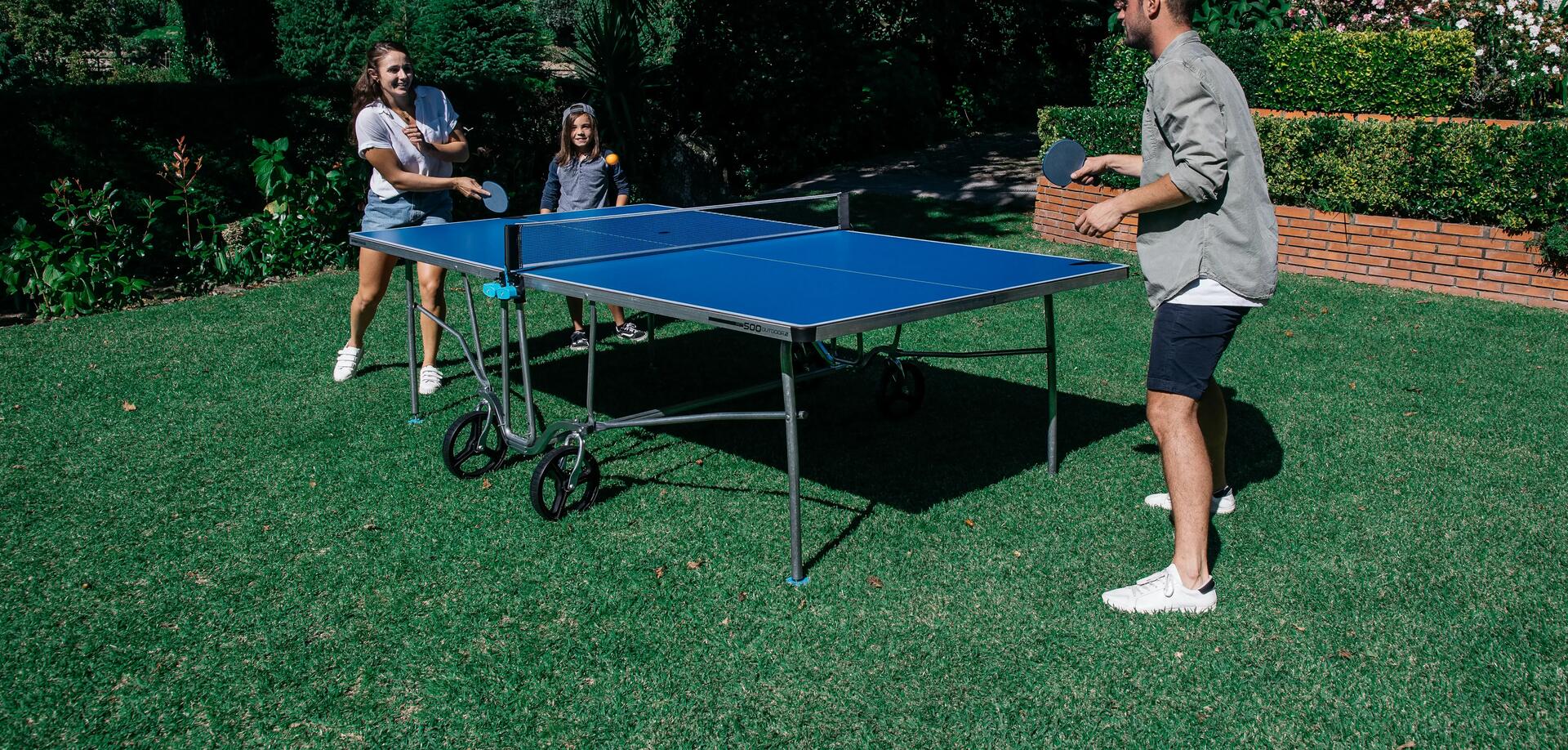 Tři hráči hrají společně ping pong na našem venkovním stole na stolní tenis PPT 500 OUTDOOR.2