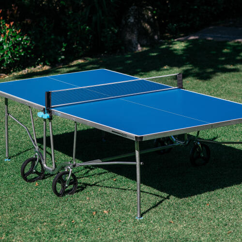 Nuestra mesa de tenis de mesa de exterior PPT 500 OUTDOOR .2 AZUL totalmente desplegada y lista para tus partidos de tenis de mesa