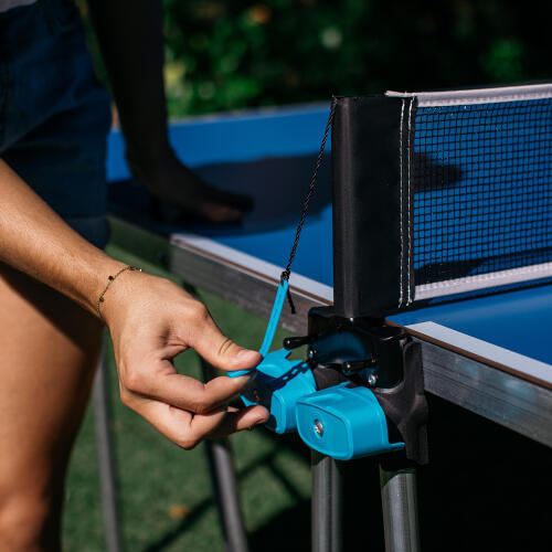 Befestigung des Netzes der Outdoor-Tischtennisplatte PPT 500.2 OUTDOOR BLAU