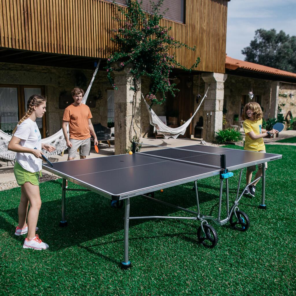 Porodica igra stoni tenis u dvorištu na sivom Pongora PPT 530 Outdoor.