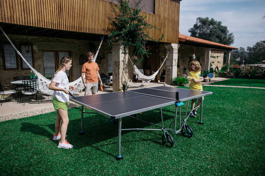 Porodica igra stoni tenis u dvorištu na sivom Pongori PPT 530 Outdoor.
