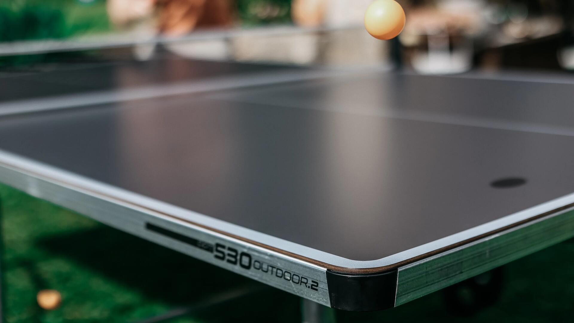 Balle de ping pong rebondissant sur notre table de tennis de table extérieure PPT 530 OUTDOOR.2 BLEUE