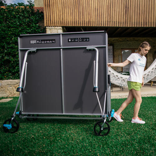 Uyumlu ve büyük tekerlekleri sayesinde PPT 530 OUTDOOR.2 MAVİ dış mekan masa tenisi masası hızlı ve kolay bir şekilde taşınır