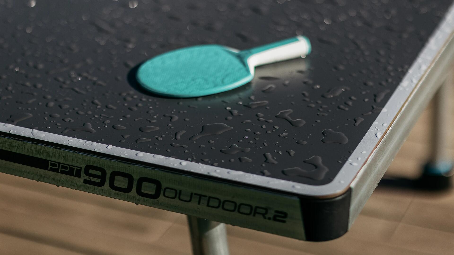 Tischtennisschläger auf der Outdoor-Tischtennisplatte PPT900.2 OUTDOOR 