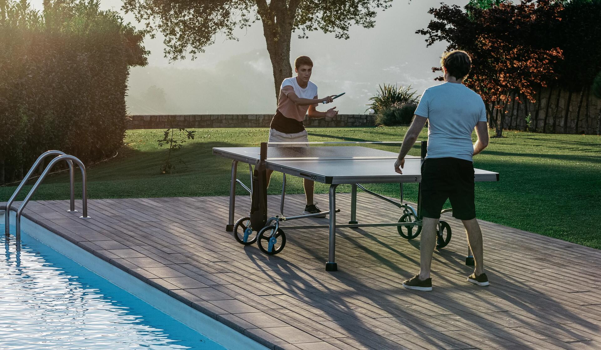 Dos jugadores en medio de un partido de ping-pong con la mesa de tenis de mesa para exterior PPT900 OUTDOOR .2