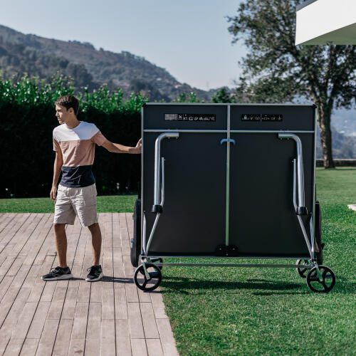 Il tavolo da ping pong per esterni PPT900 OUTDOOR .2 può essere spostato rapidamente e facilmente grazie alle sue grandi ruote.