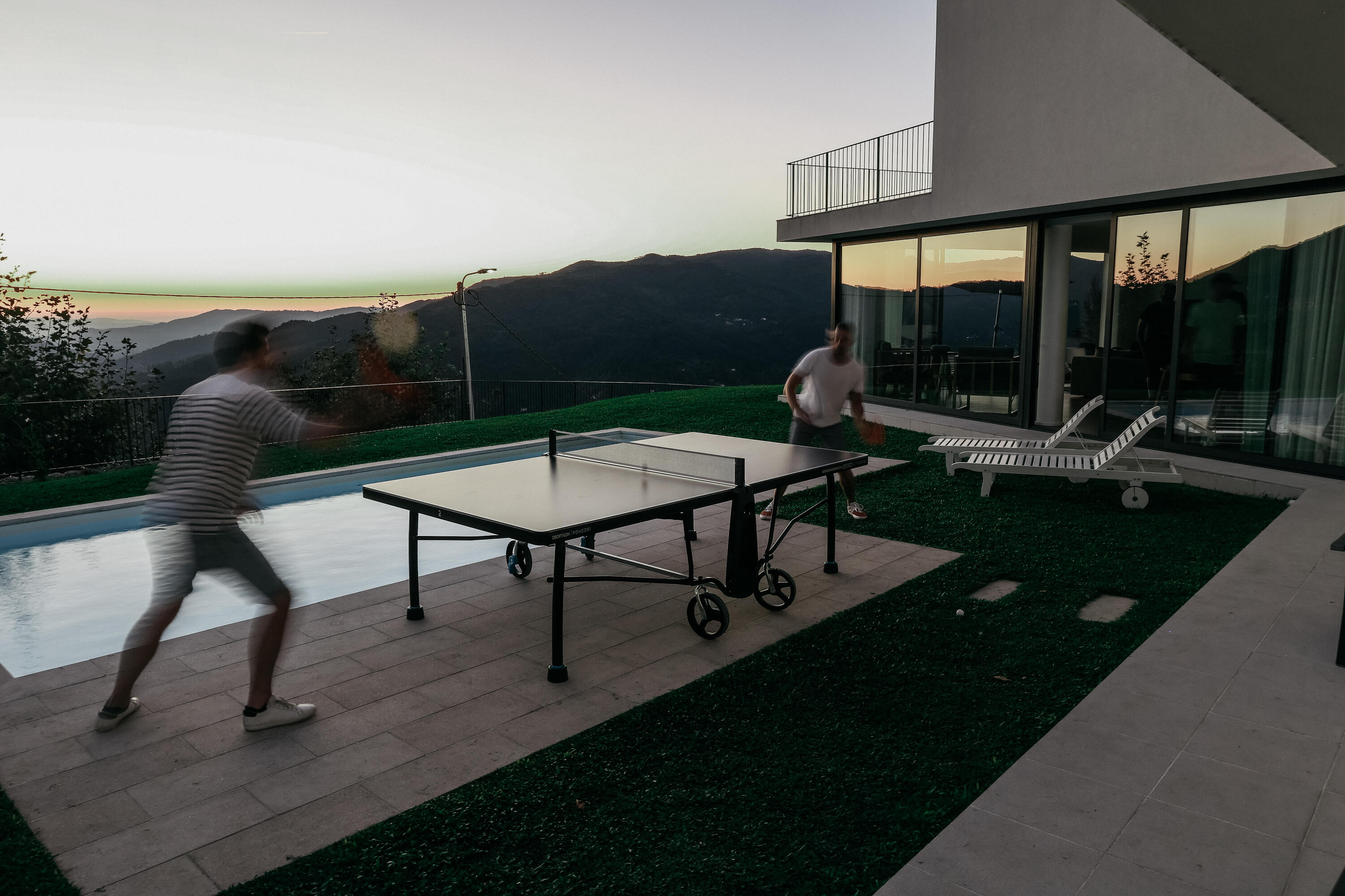 Seconde vie - TABLE DE PING PONG EXTÉRIEURE PPT 930.2 NOIRE AVEC HOUSSE INCLUSE 24/25