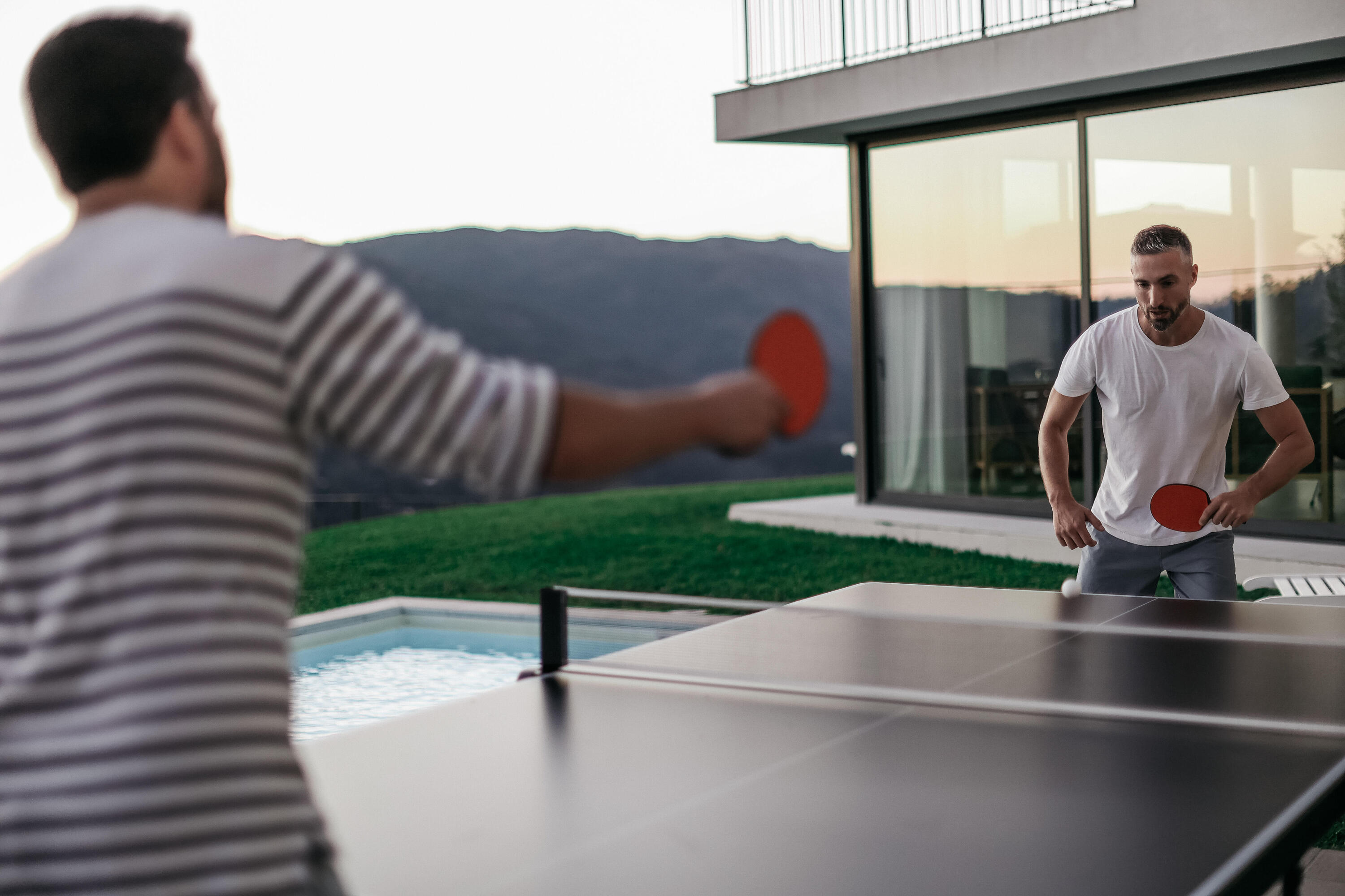 Seconde vie - TABLE DE PING PONG EXTÉRIEURE PPT 930.2 NOIRE AVEC HOUSSE INCLUSE 20/25