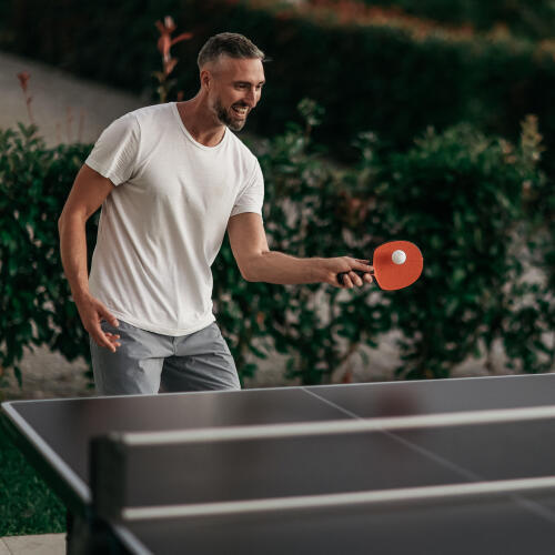 Ein Spieler nimmt den Aufschlag an auf der Tischtennisplatte PPT930.2 OUTDOOR 