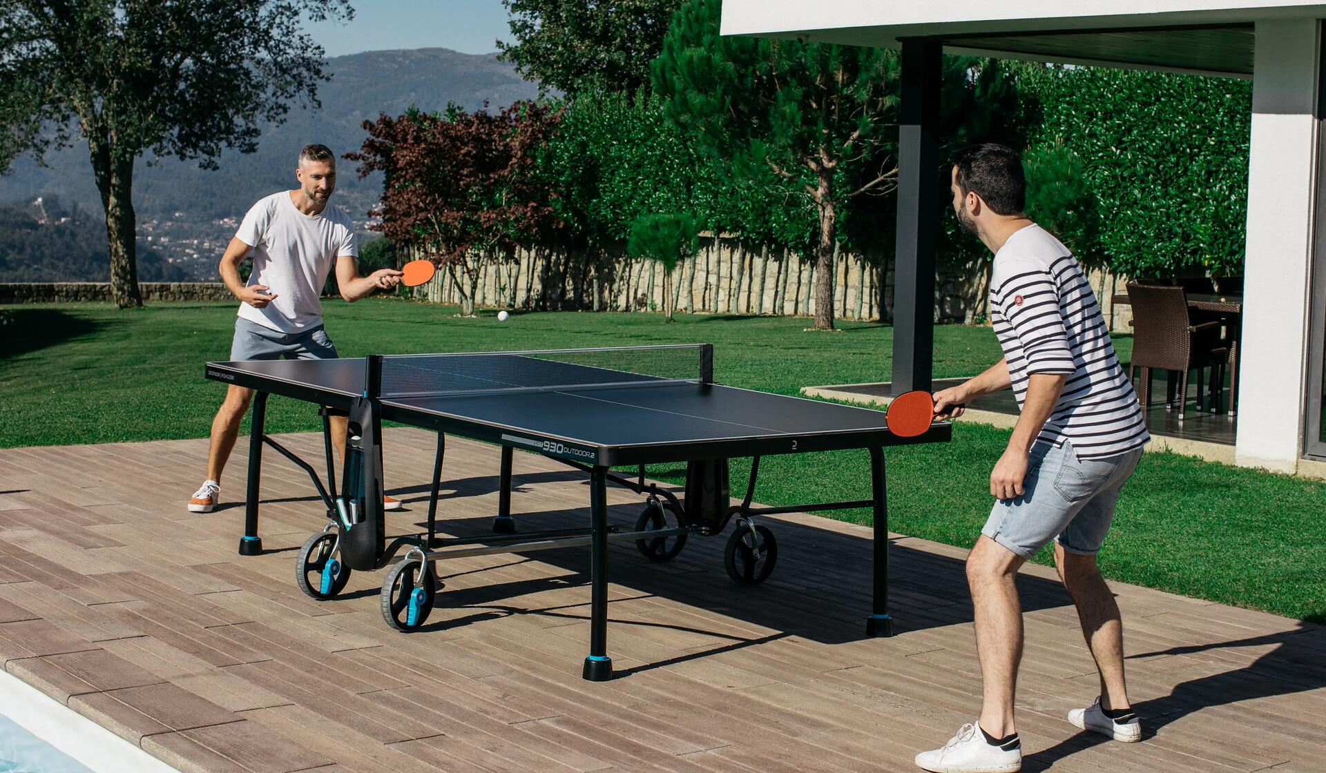 PPT930 OUTDOOR .2 dış mekan masa tenisi masasıyla masa tenisi maçının ortasında iki oyuncu