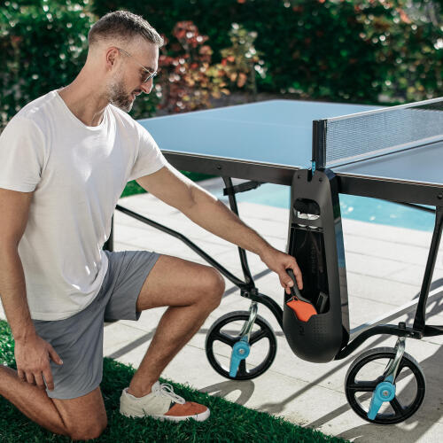 PPT 930 OUTDOOR .2 dış mekan masa tenisi masasının üzerinde bulunan top ve raket tutucularla raket tutma