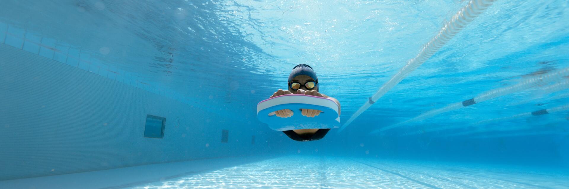 Natation : Pourquoi nager avec une planche et des palmes ?