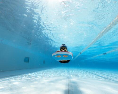 Natation : Pourquoi nager avec une planche et des palmes ?