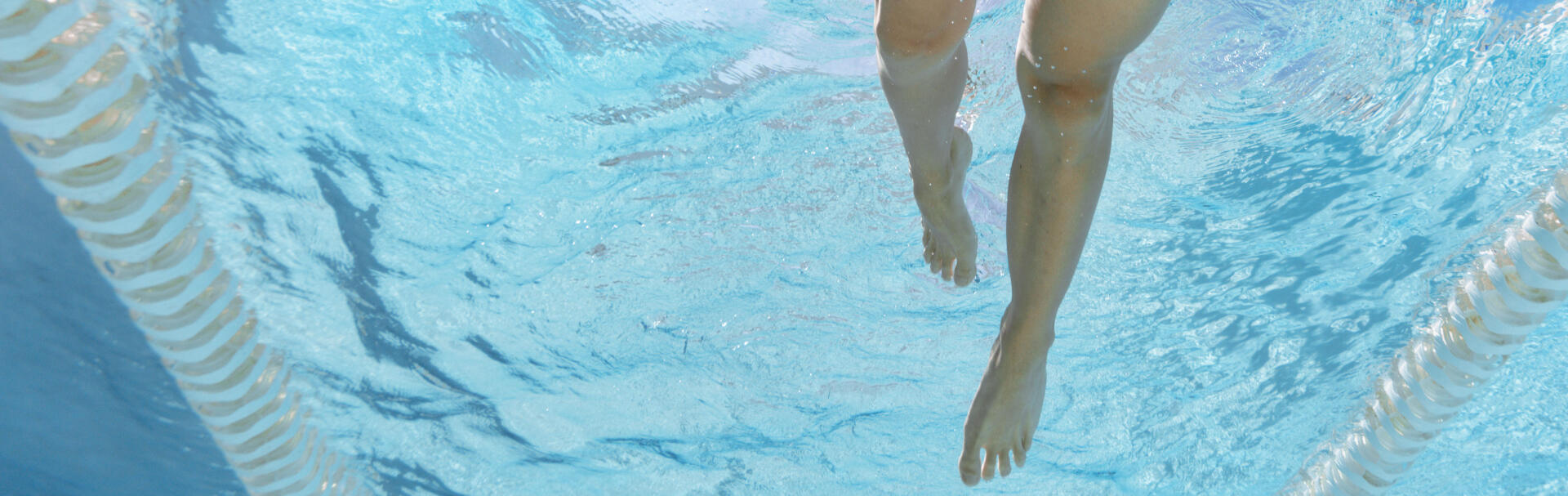 精進游泳時的腿部打水動作