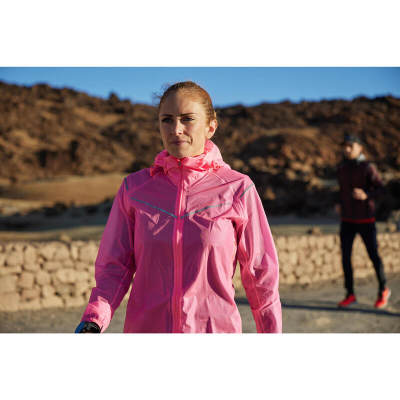 VESTE RUNNING FEMME COUPE PLUIE KIPRUN LIGHT ROSE