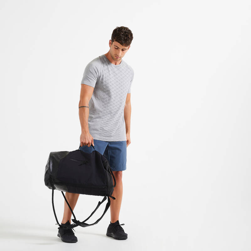 Hombre casual con mochila deporte fitness trekking y concepto de estilo de  vida activo atlético